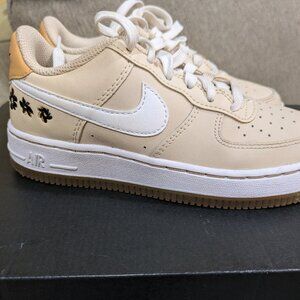 Nike Air Force 1 SE Leather GS Girls Shoes Beige White FZ1615-100 Size 1.5 US